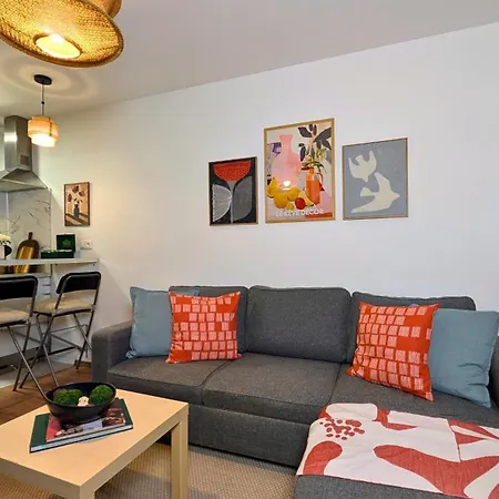 Bella Luna Luxury - Warm & Modern Near Old Town & Museums Apartment