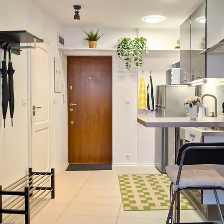Bella Luna Luxury - Warm & Modern Near Old Town & Museums Apartment
