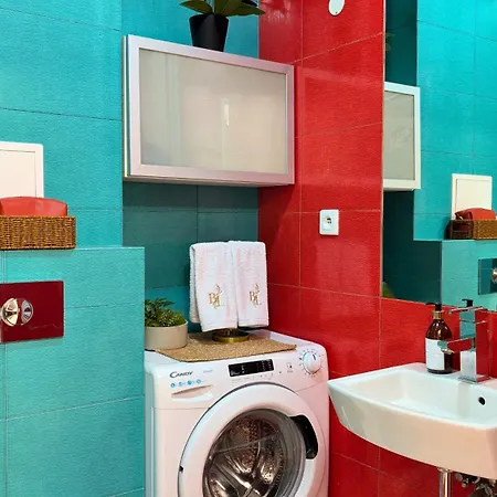 Bella Luna Luxury - Warm & Modern Near Old Town & Museums Apartment